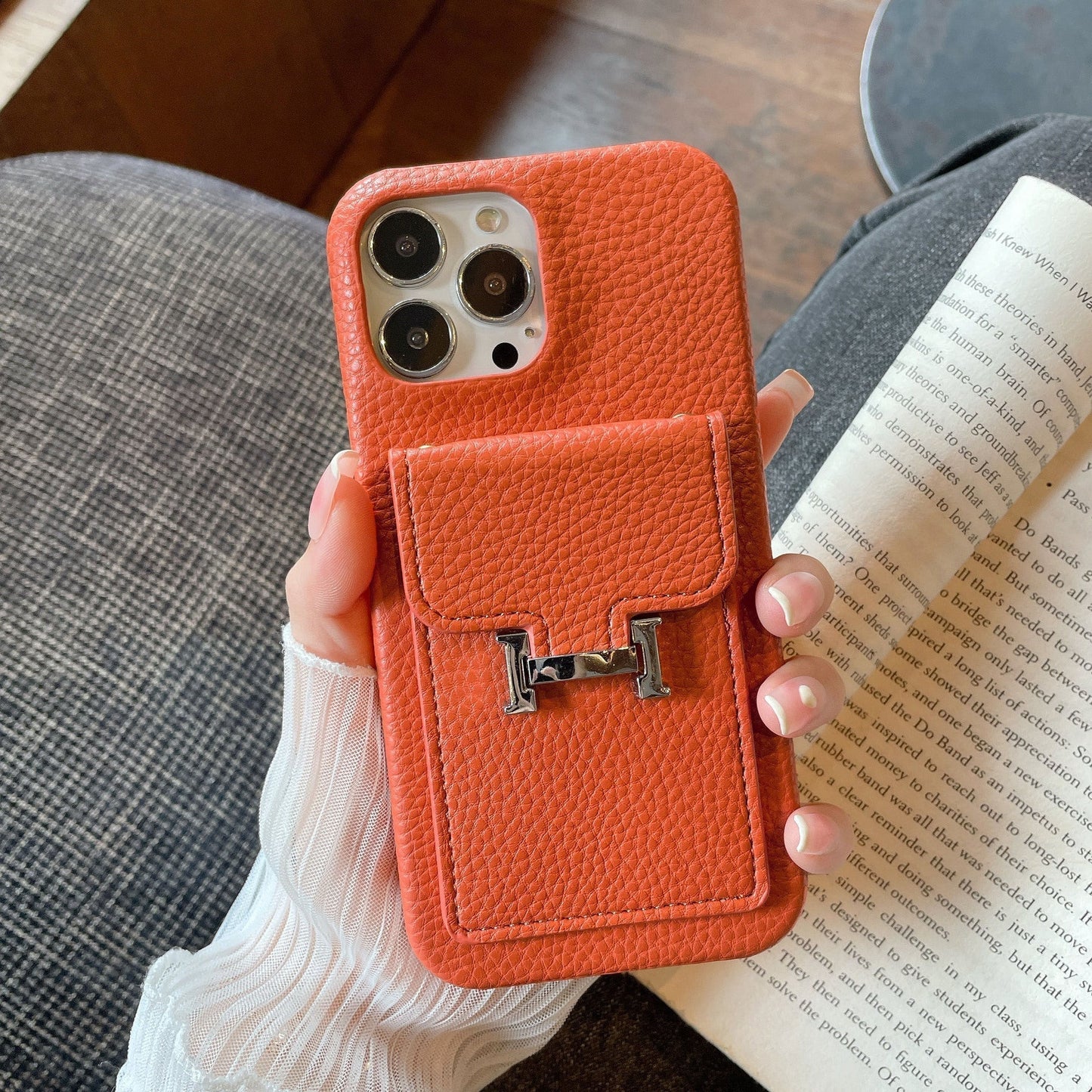 Skórzane etui na iPhone'a z uchwytem na kartę H