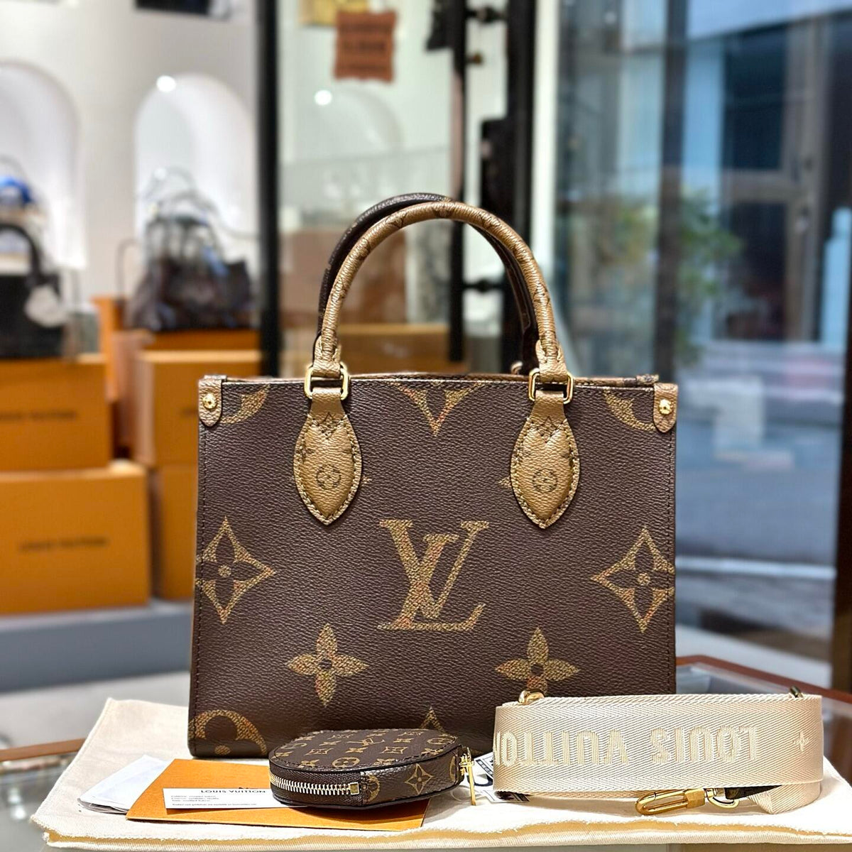 Quiet Luxury Classic Monogram αναστρέψιμη δίχρωμη τσάντα