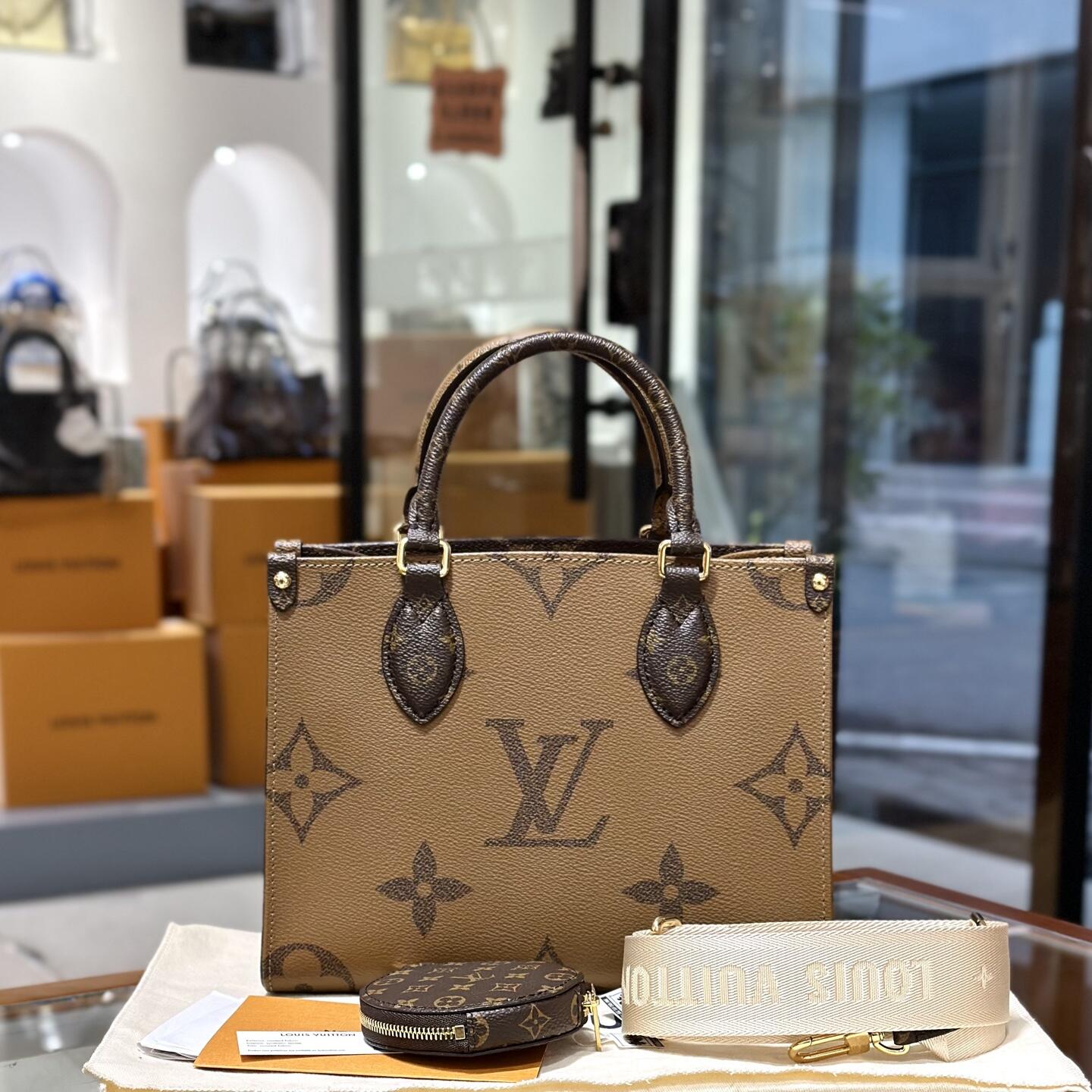 Quiet Luxury Classic Monogram αναστρέψιμη δίχρωμη τσάντα