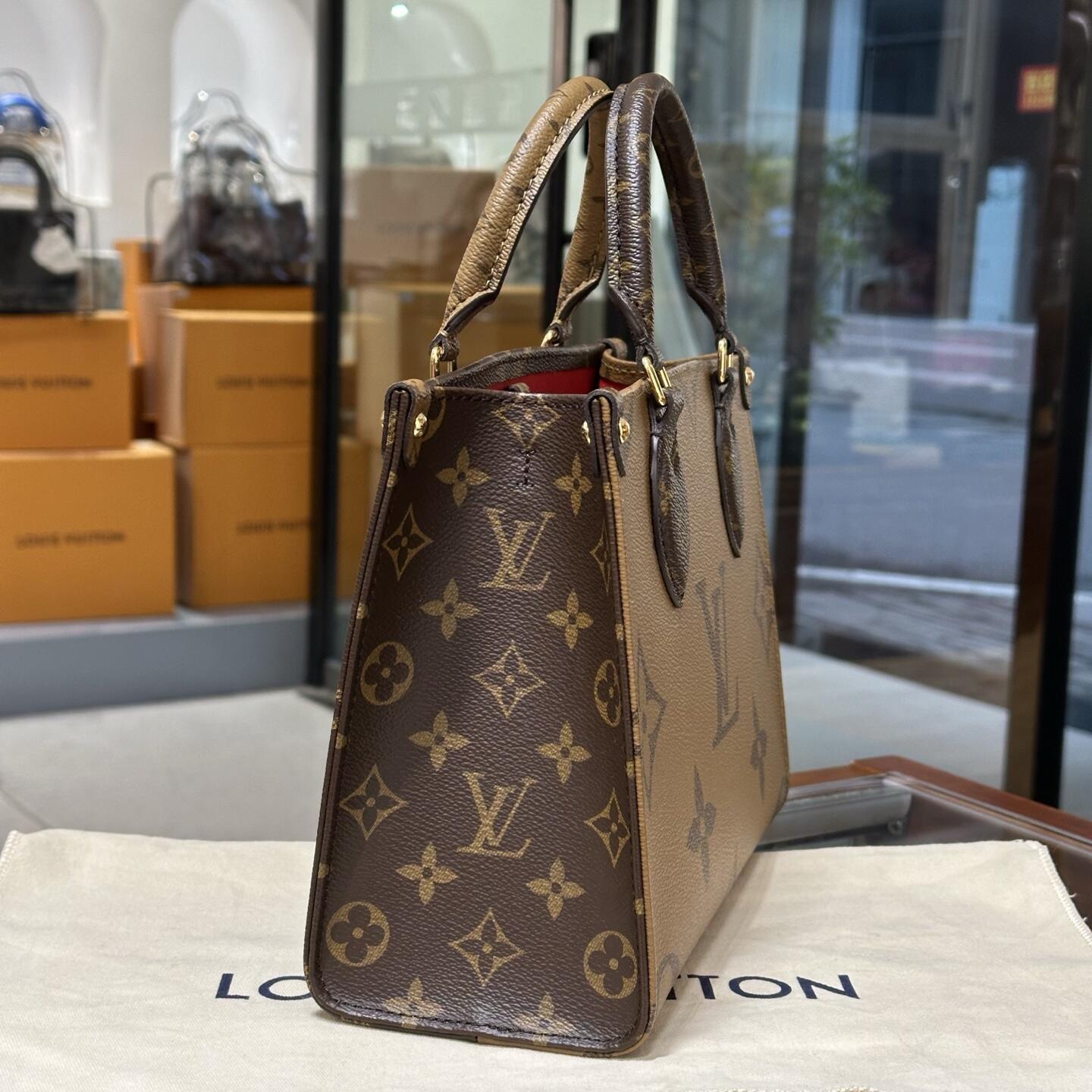 Quiet Luxury Classic Monogram αναστρέψιμη δίχρωμη τσάντα