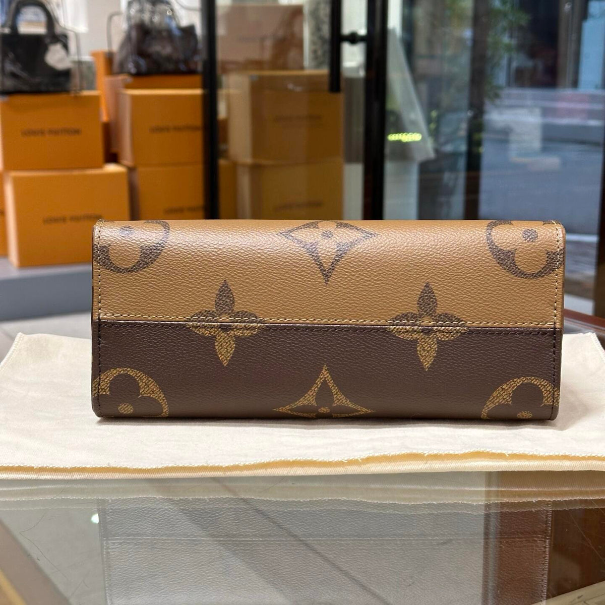 Quiet Luxury Classic Monogram αναστρέψιμη δίχρωμη τσάντα