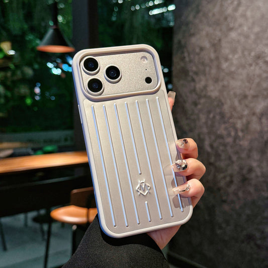 Capa para iPhone com armadura metálica com nervuras – proteção elegante inspirada em viagens