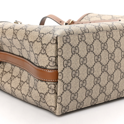 Bolso tote largo clásico con emblema de monograma Beige