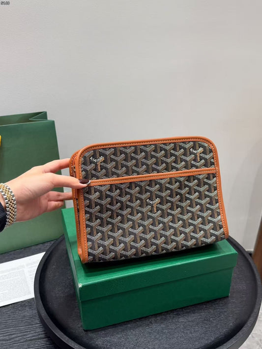 Απαραίτητη τσάντα clutch για άνδρες