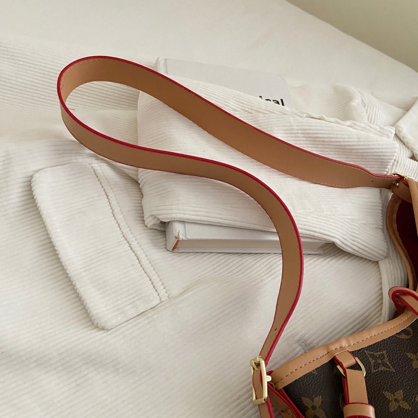 Mála Gualainn Tras-Strap Monogram