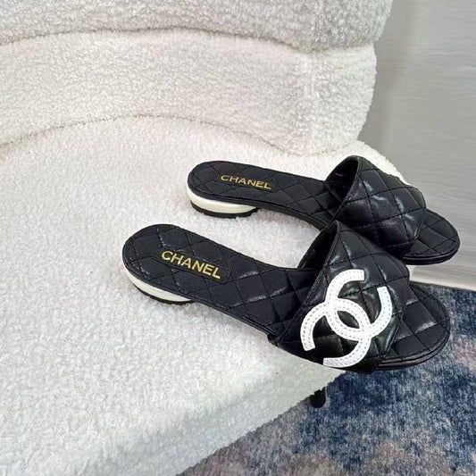 Luxuriöse Slide-Sandalen aus Leder mit hohem Wiederkaufswert, ikonisches Sommermode-Basic