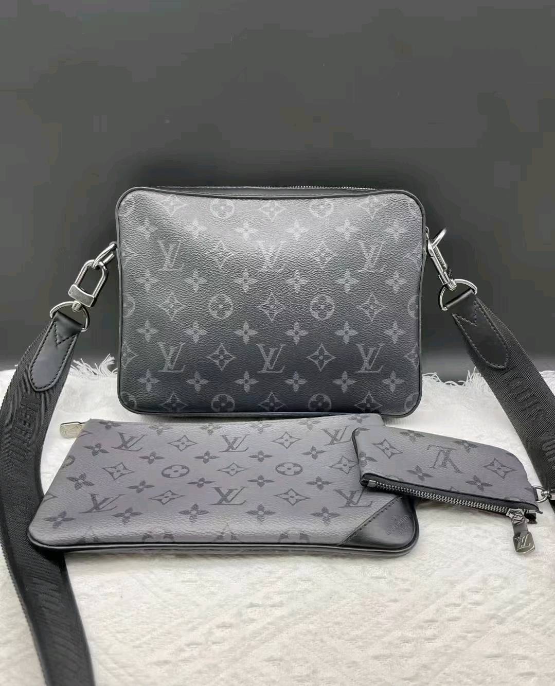 (Αγοράστε 3, πληρώστε για 2) Classic Monogram Trio Messenger Bag - A Fashion Must-Have 011