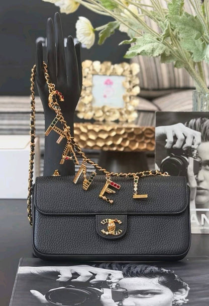 Torba na bagietkę z łańcuszkiem z zawieszką w kształcie litery 26A Atelier
