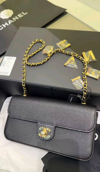 Torba na bagietkę z łańcuszkiem z zawieszką w kształcie litery 26A Atelier