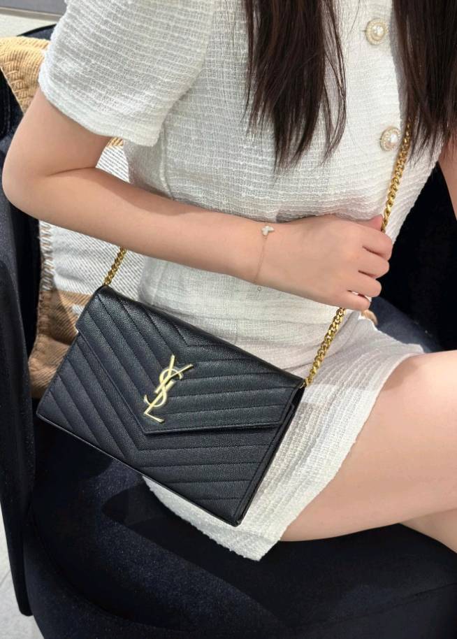 Black Caviar V‑Quilted Envelope Chain Bag