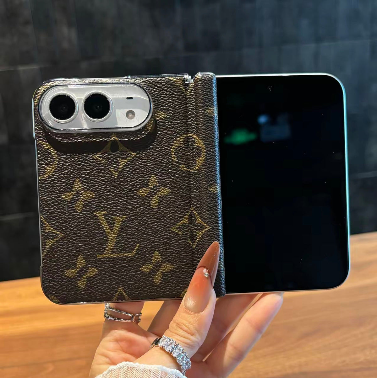 カードホルダー & ストラップ付き高級アドバンストレザーiPhoneケース