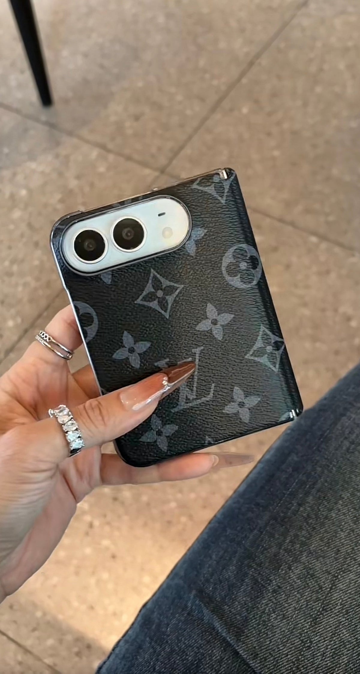 カードホルダー & ストラップ付き高級アドバンストレザーiPhoneケース