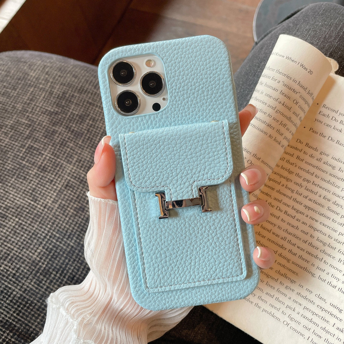 Skórzane etui na iPhone'a z uchwytem na kartę H