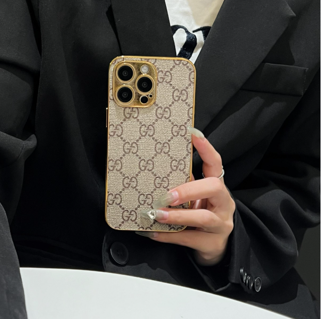 Luxuriöse iPhone-Hülle mit klassischem Monogramm und galvanisierten Goldrändern