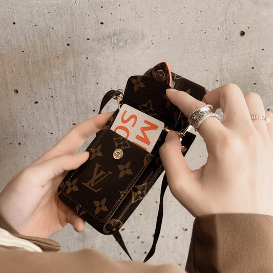 Capa luxuosa para iPhone com corrente porta-cartões