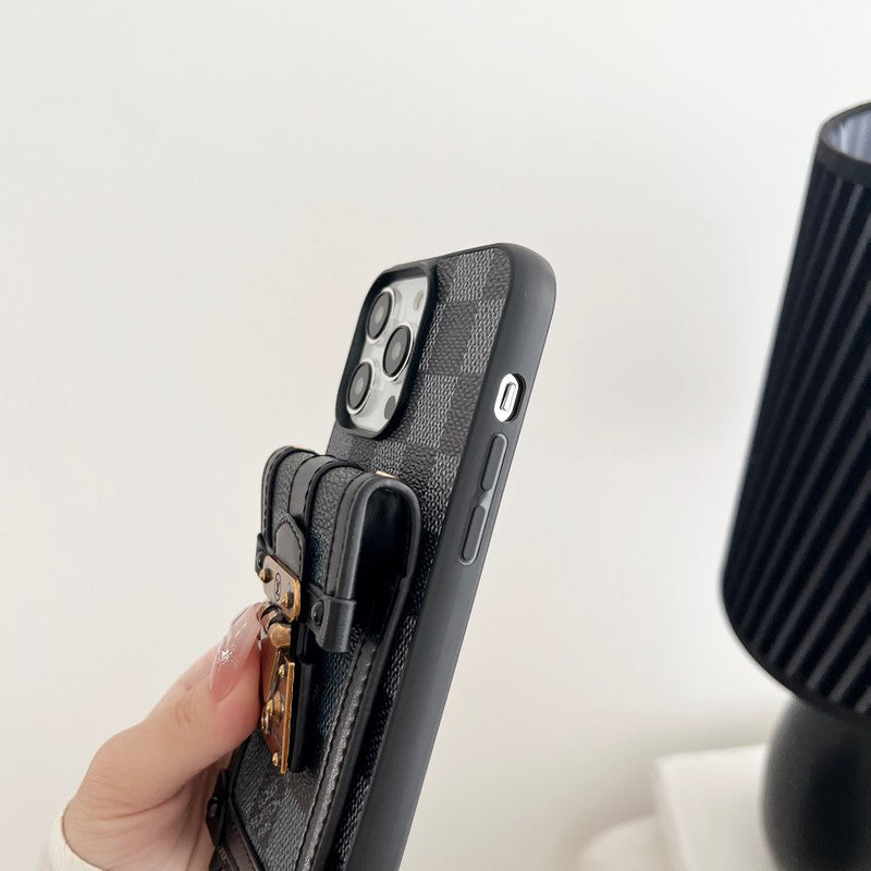 Capa luxuosa para iPhone com corrente crossbody preta e branca