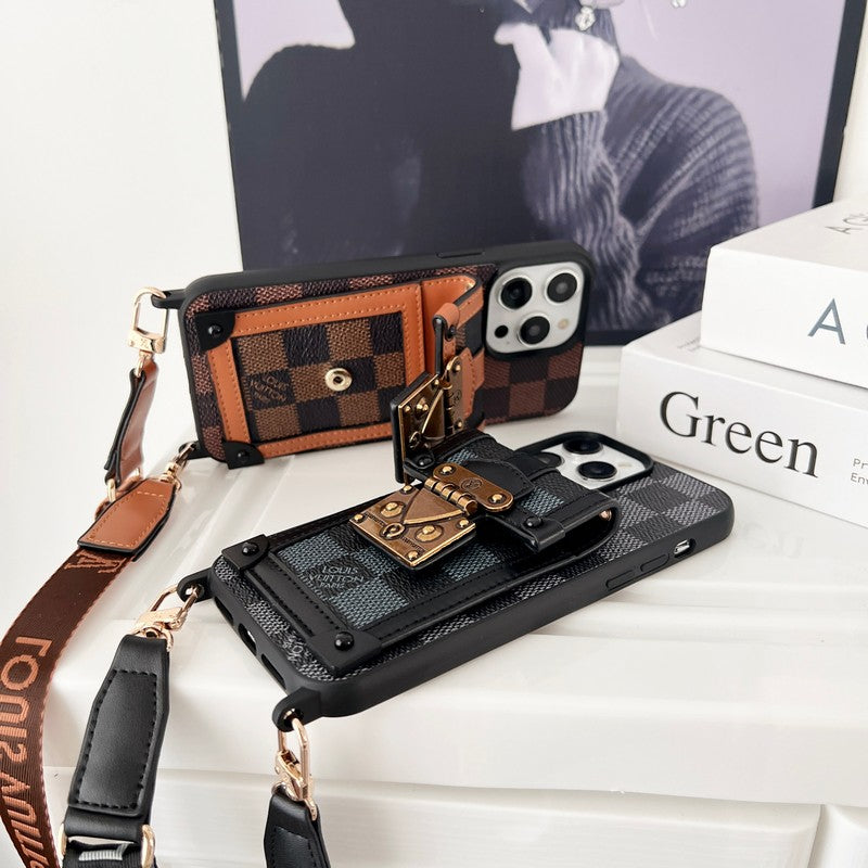 Capa luxuosa para iPhone com corrente crossbody preta e branca