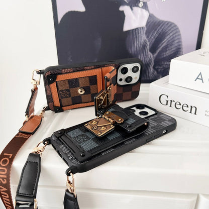 Capa luxuosa para iPhone com corrente crossbody preta e branca