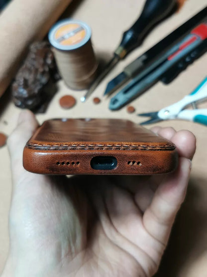 Kakavy Handcrafted Vegetable-Tanned Leather iPhone Case – Vintage Patina Edition