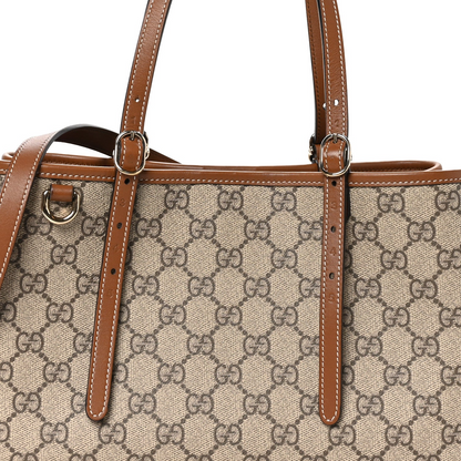 Bolso tote largo clásico con emblema de monograma Beige