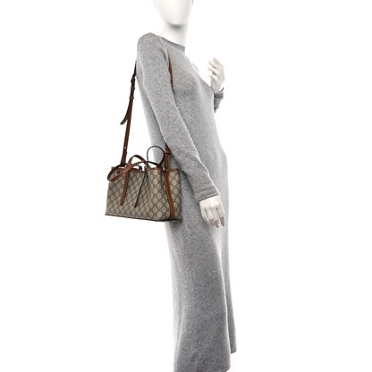 Bolso tote largo clásico con emblema de monograma Beige